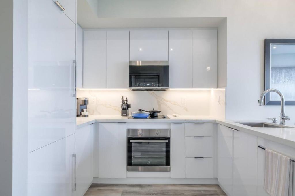 Kuchyň nebo kuchyňský kout v ubytování Down Town CN Tower View 2BR Condo with Balcony and WiFi