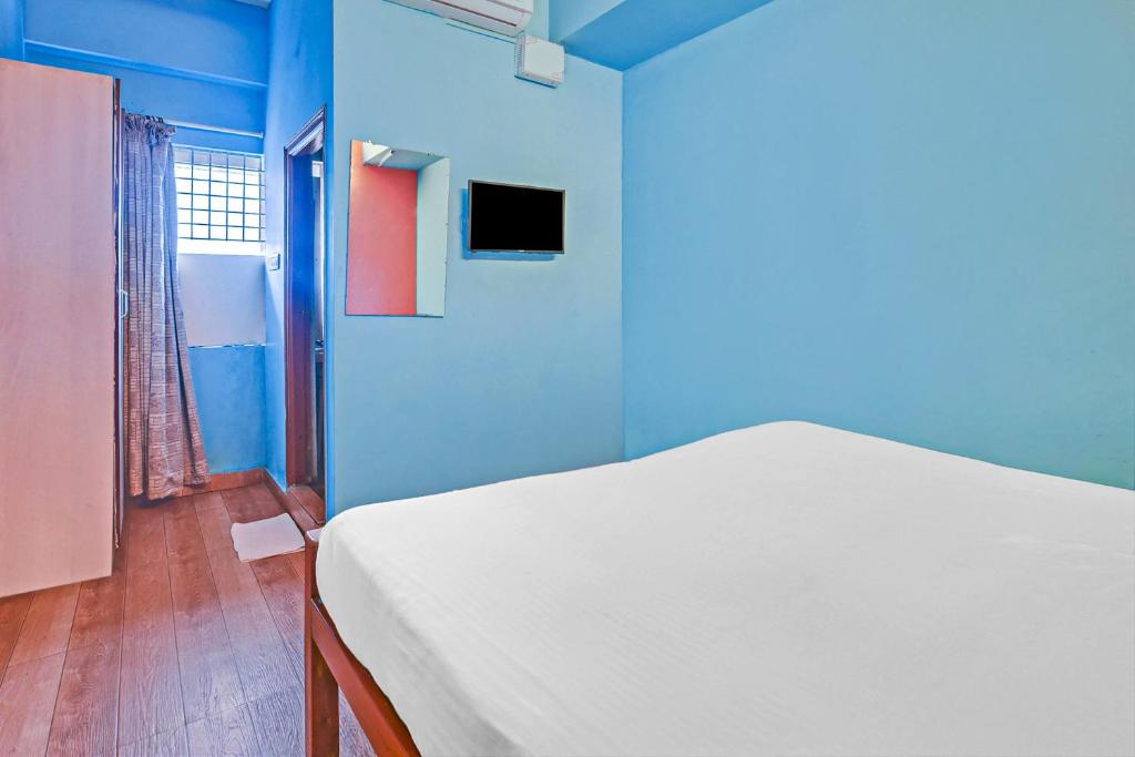 TV a/nebo společenská místnost v ubytování Hotel O Sri Sai Guru Comforts