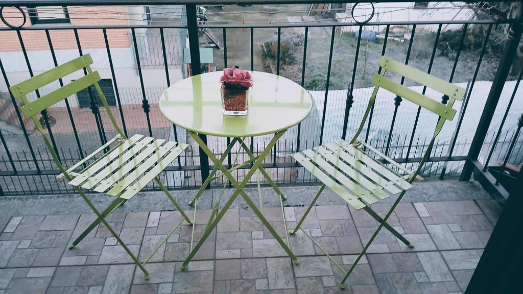 Una mesa y dos sillas en un balcón. en la casa di Camilla, en Volvera