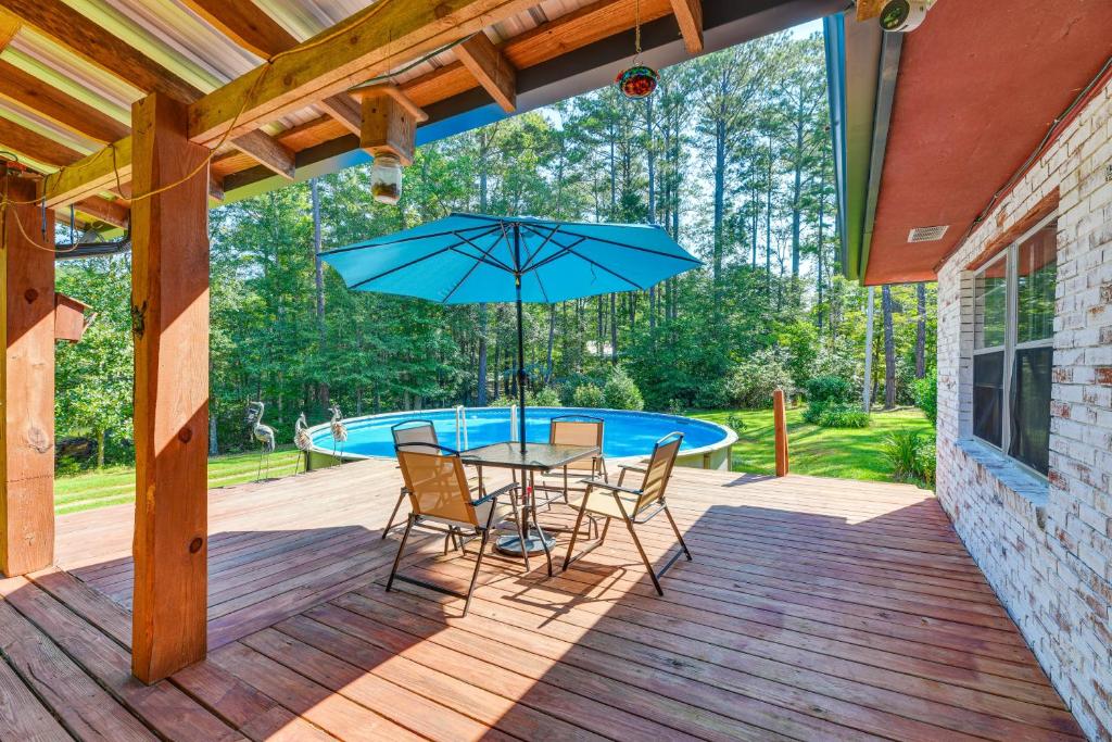 Αίθριο ή υπαίθριος χώρος στο Pool and Deck Pond-View Getaway in Newnan!