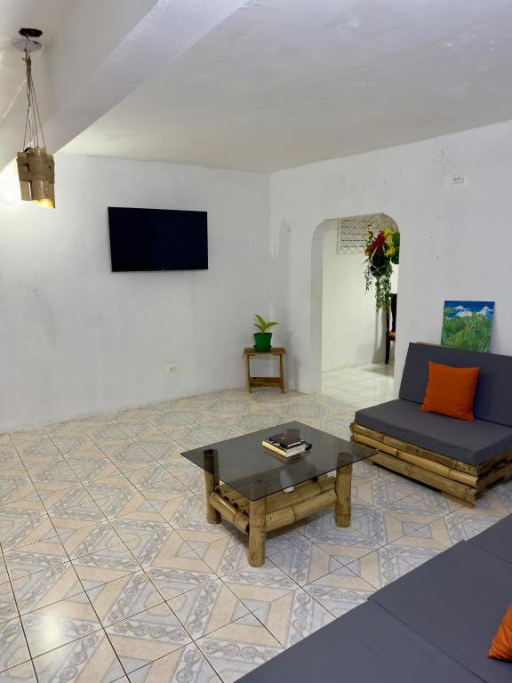 Una televisión o centro de entretenimiento en Modern mountain house