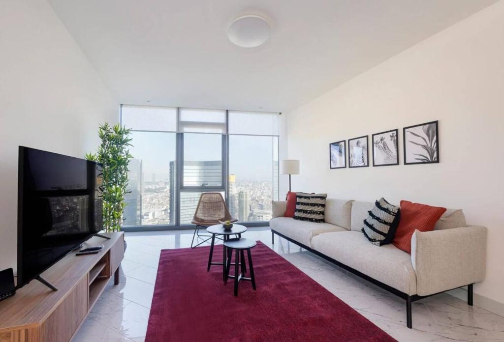 イスタンブールにあるGorgeous Corner Deluxe 1bd Condopoolviews! #133のソファと薄型テレビのあるリビングルーム
