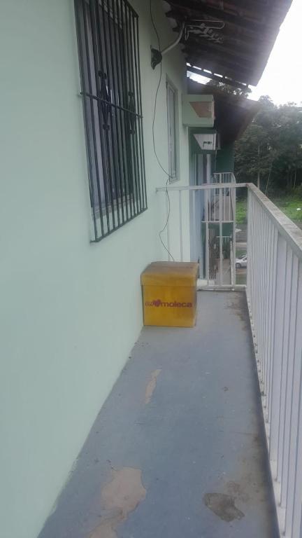 un conteneur jaune posé sur le côté d'un bâtiment dans l'établissement Apartamento Safira Park Cop30, à Belém