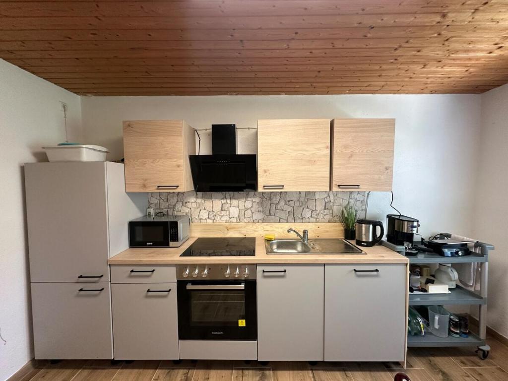 Η κουζίνα ή μικρή κουζίνα στο Charming Stay in Salzburg Lake Area - Attersee