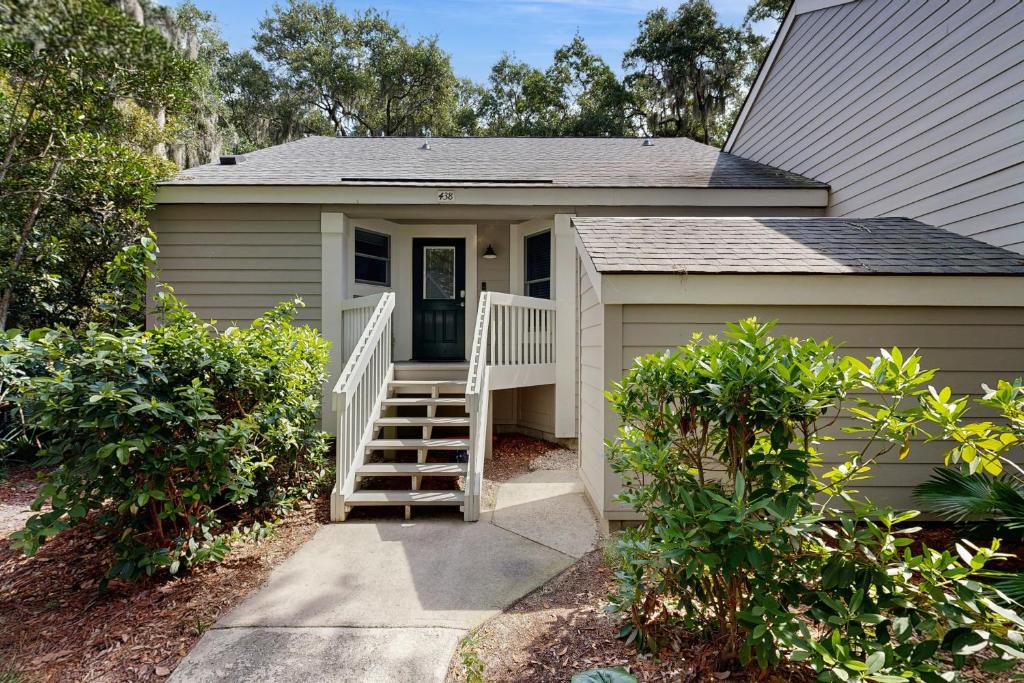 ein kleines Haus mit einer Treppe, die zur Eingangstür führt in der Unterkunft Golf Shores 438 in Seabrook Island