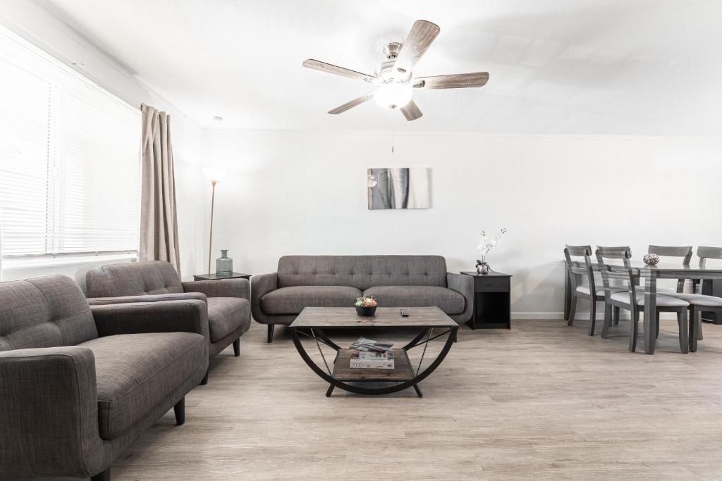 Χώρος καθιστικού στο Central Casa Grande 2 BR Apt, 3 Beds with Backyard