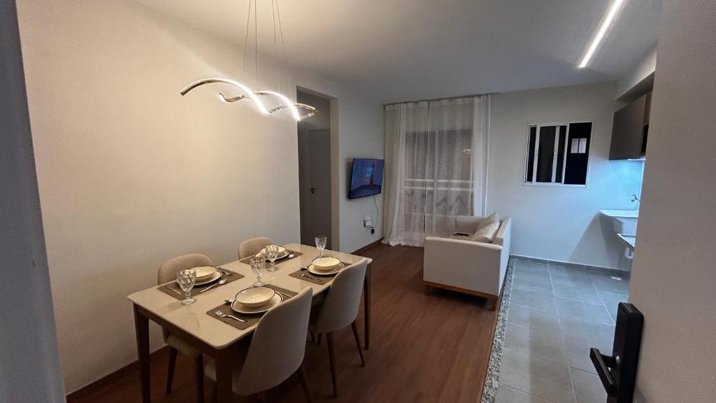 Μια τηλεόραση ή/και κέντρο ψυχαγωγίας στο Apartamento NOVO em Barretos! 600m Hospital de Amor