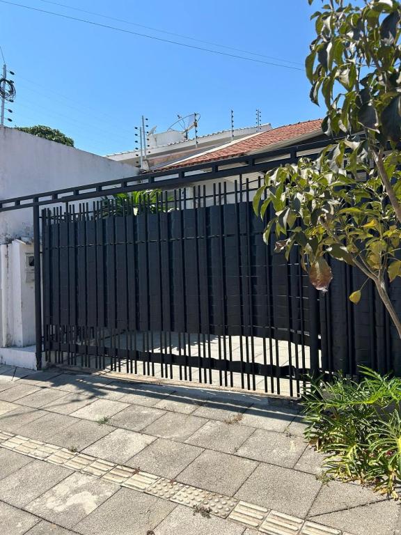 a black metal gate in front of a house at Apartamento Central in Primavera do Leste