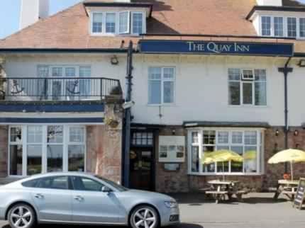 een auto geparkeerd voor een herberg bij The Quay Inn in Minehead