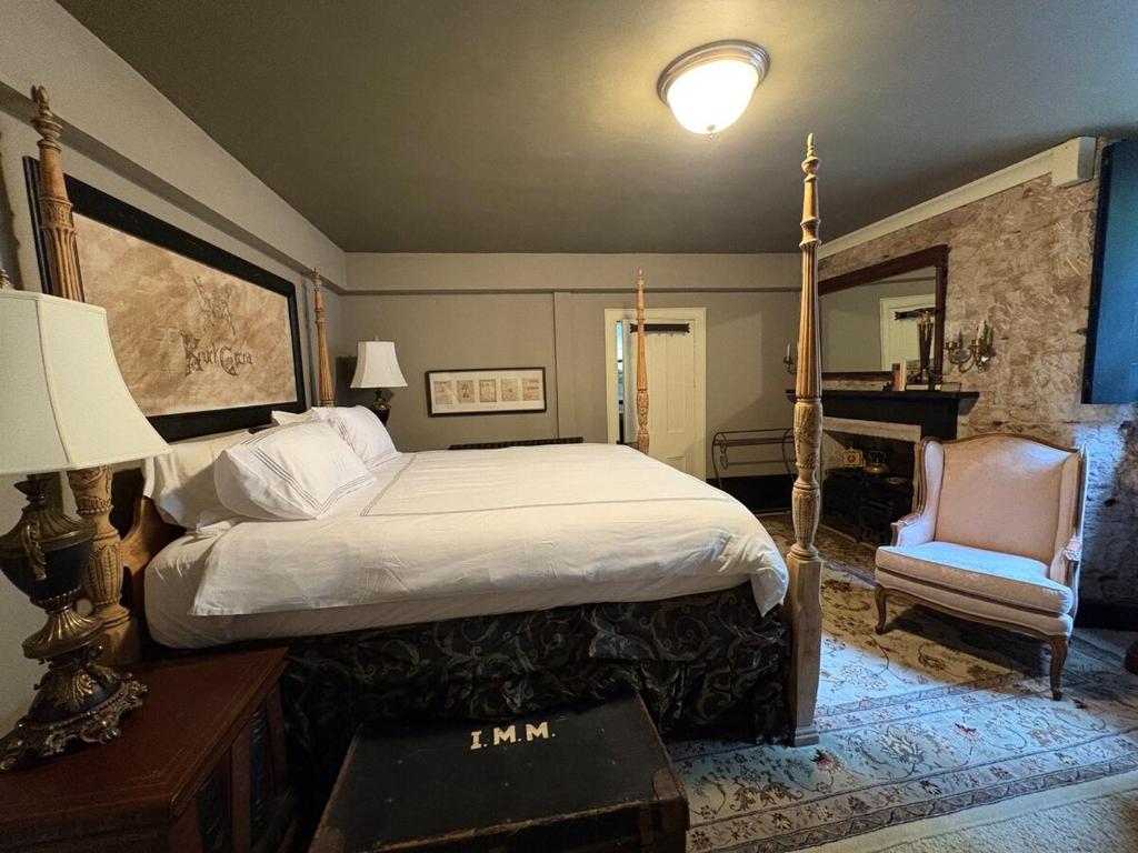 Un dormitorio con una cama, un escritorio y una silla. en The Writers Den, en Nairn