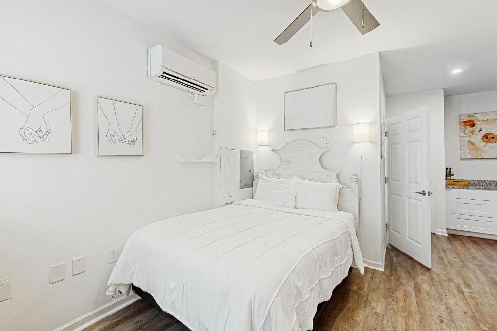 Giường trong phòng chung tại Bowen Village 2118B