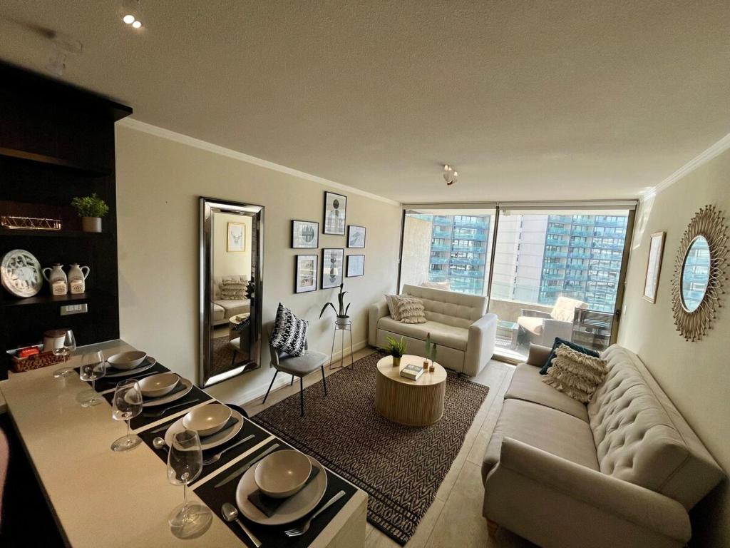 Posezení v ubytování Luxurious and steps from the Mall