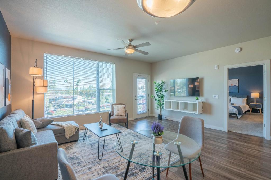 テンピにあるSpacious 1BD - Balcony, Pool, Gym, W-D - Sleeps 4のソファとテーブルのあるリビングルーム