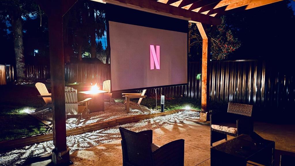 Zahrada ubytování Spacious 4 BD House with Fire-pit, Outdoor Theatre & More