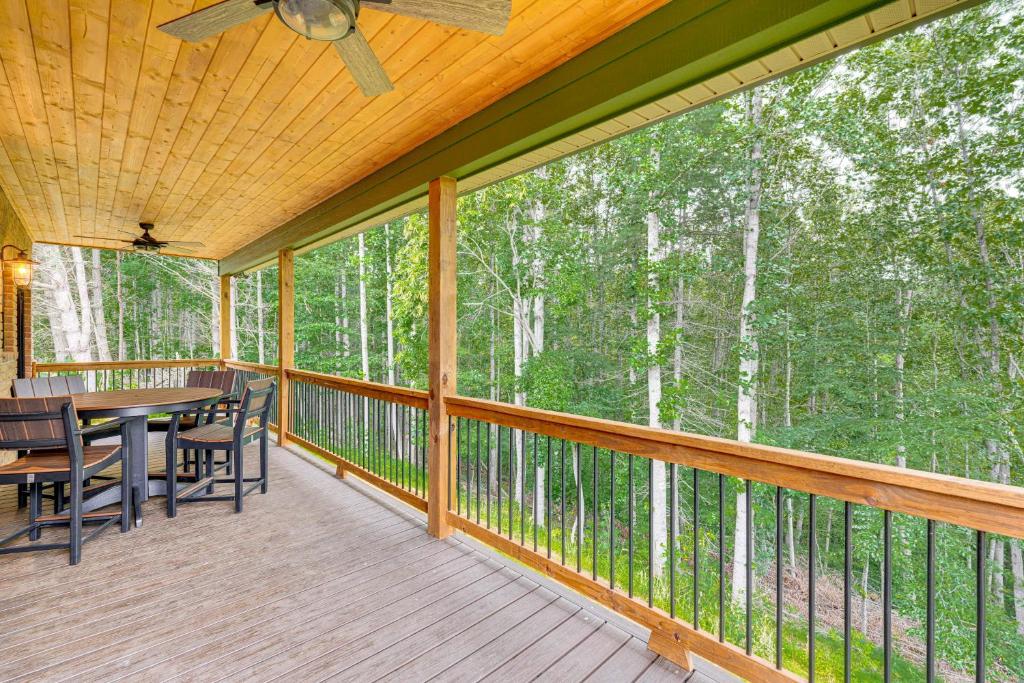 - une véranda avec une table et des chaises dans l'établissement Long-Range Views Blue Ridge Mtn Cabin with 3 Decks, à Bakersville