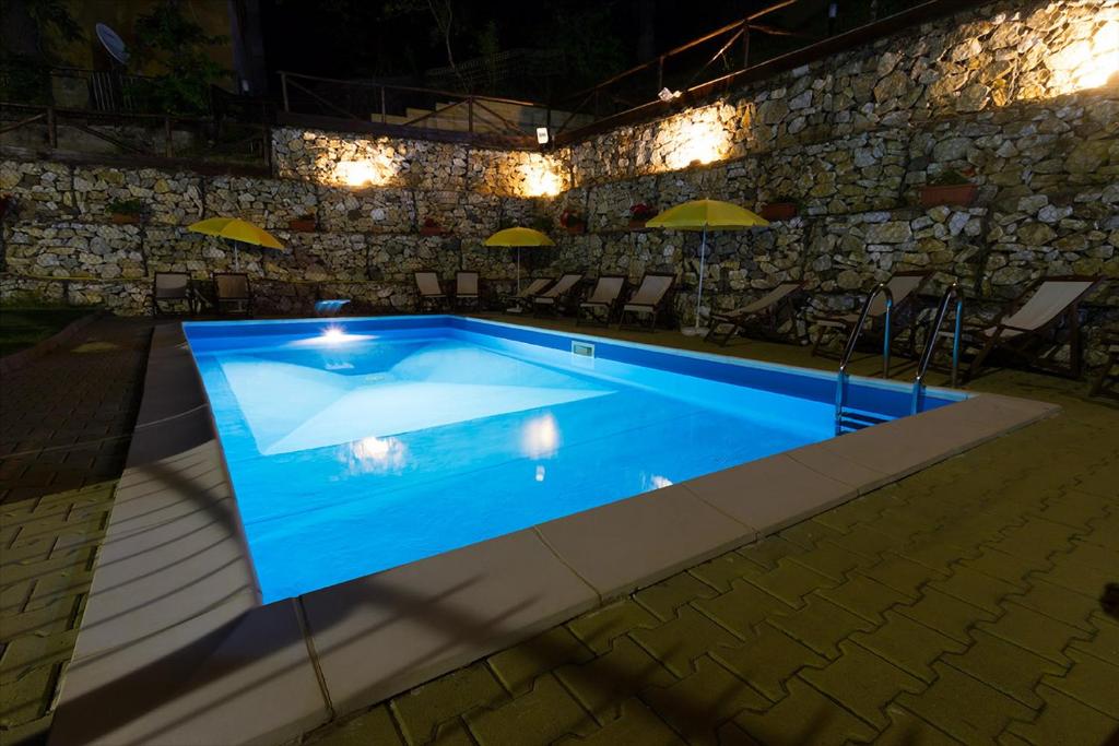 una gran piscina en un edificio por la noche en Residence SoleNeveSila B&B, en Camigliatello Silano