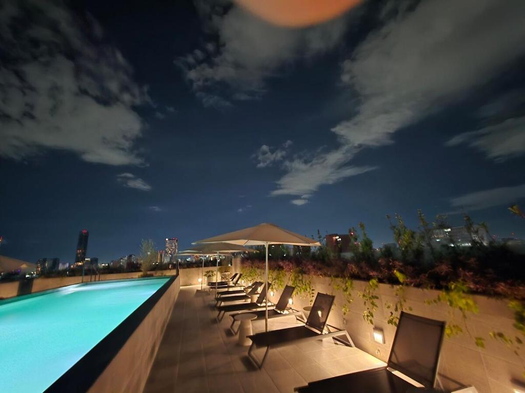 Πισίνα στο ή κοντά στο Cozy retreat bright spacious and calm