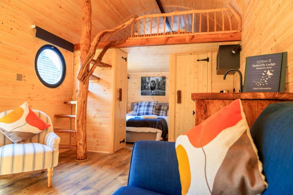 ein Schlafzimmer mit Etagenbett in einem Holzzimmer in der Unterkunft Butterfly Lodge in Headcorn