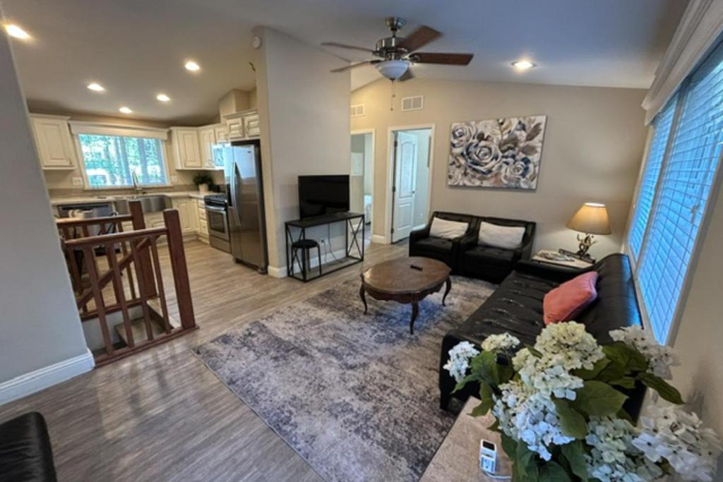 un salon avec un canapé et une table dans l'établissement Sierra Solace, à South Lake Tahoe