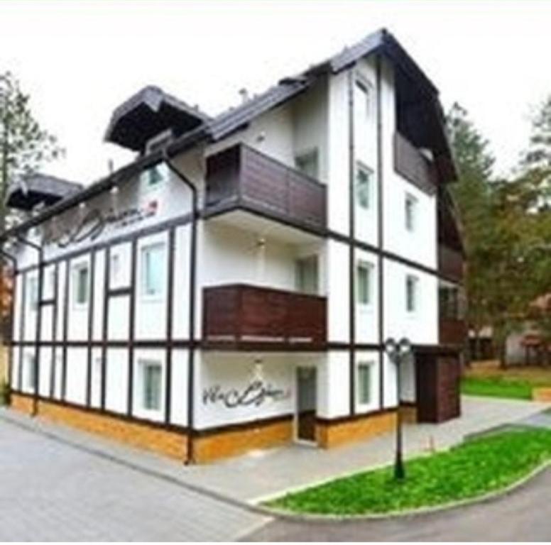 ズラティボールにあるVila Bjankaの白い建物の描写