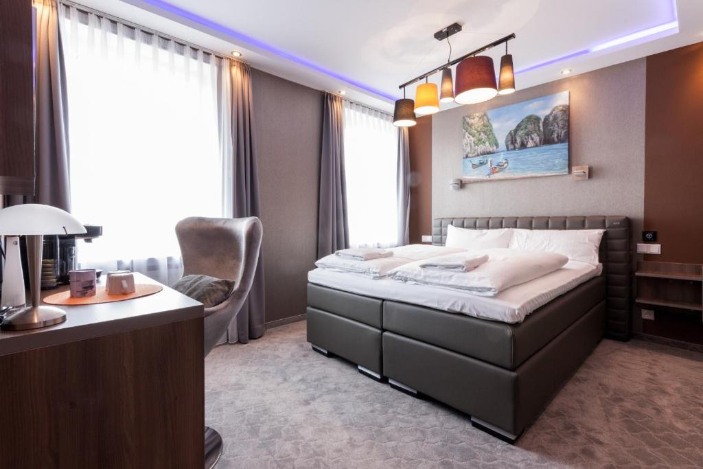 1 dormitorio con 1 cama con escritorio y silla en Stay-Inn Bielefeld Zentrum en Bielefeld