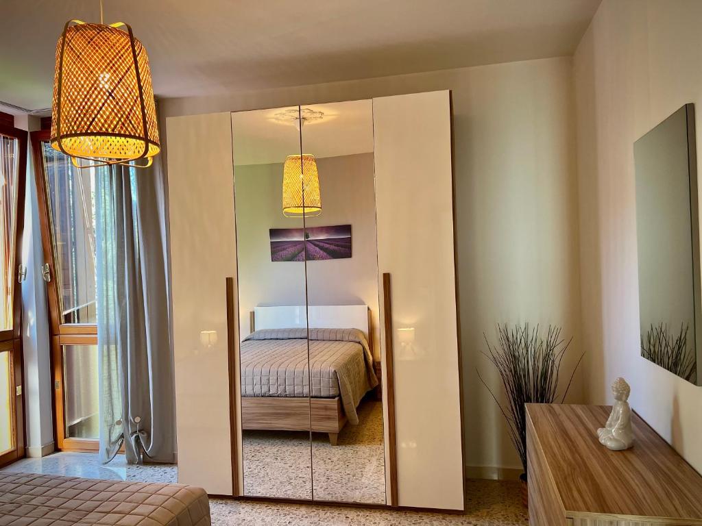espejo que refleja un dormitorio con cama en una habitación en Patty Flat - 15 min from Venice & Free Parking, en Venecia