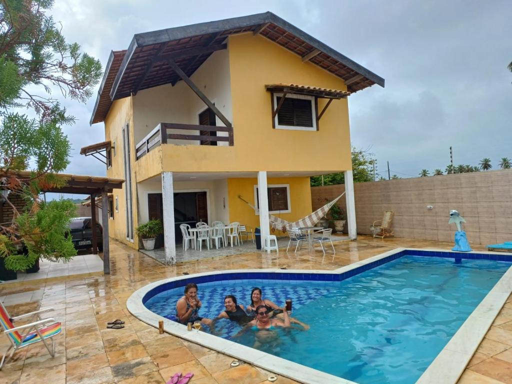 Bazén v ubytování Casa de Praia Lucena nebo v jeho okolí