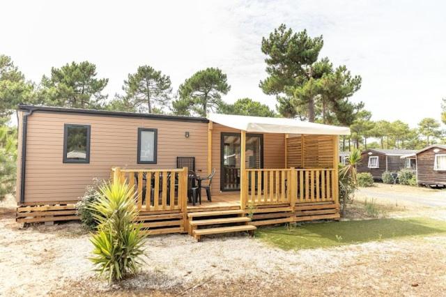 Bygningen som campingpladsen ligger i