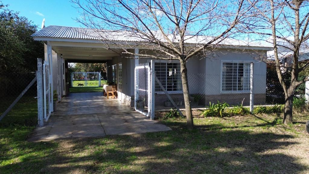 Casa blanca con puerta y porche en Laguna de Gómez Ensueño, en Junín