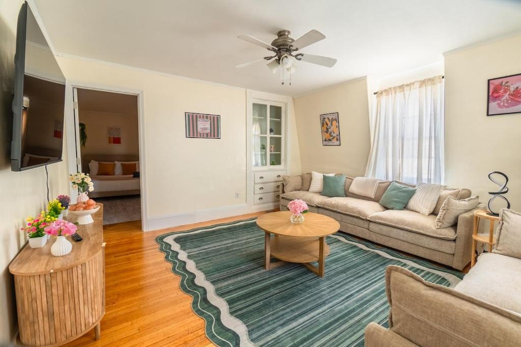Gambar di galeri bagi Cozy 3BDR Downtown Salem with parking di Salem