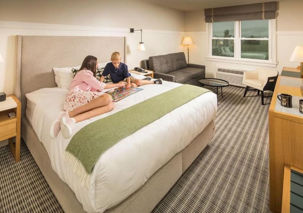 White Mountain Hotel and Resort - 