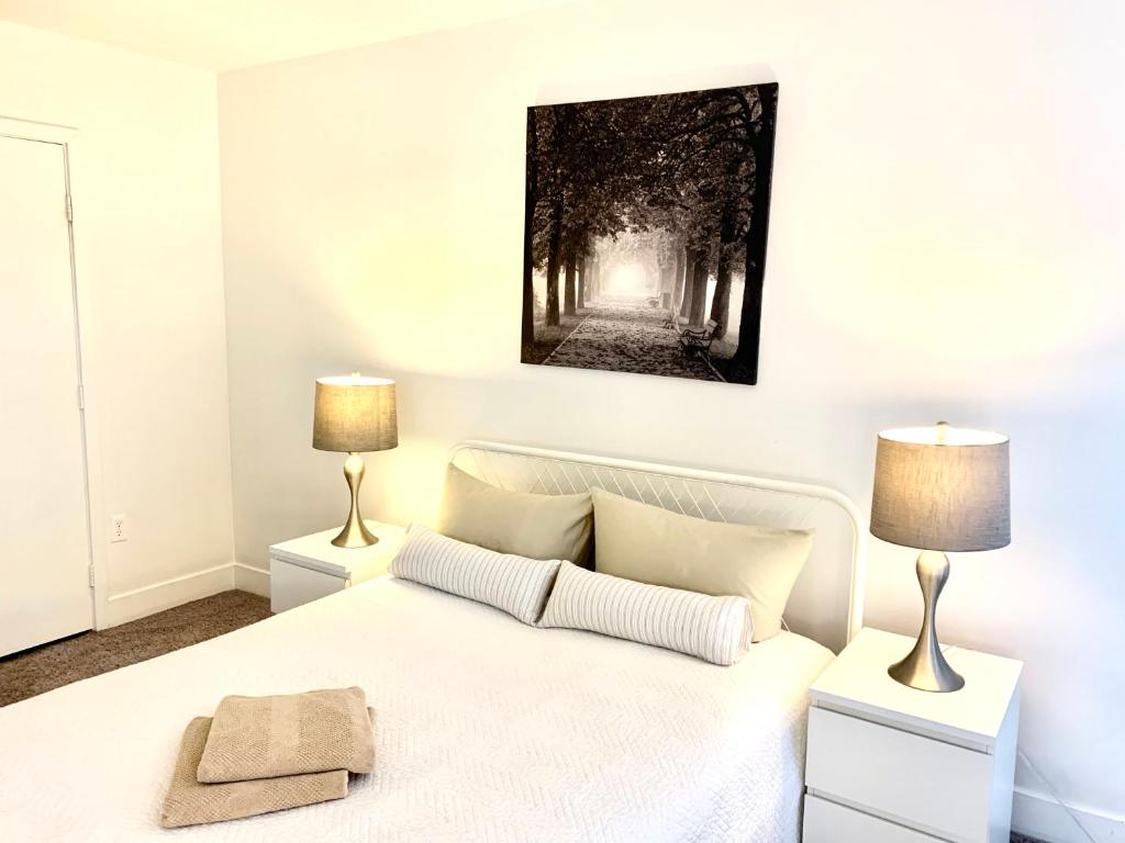 Un dormitorio con una cama blanca y dos lámparas. en Western Sierra Vista, en Los Ángeles