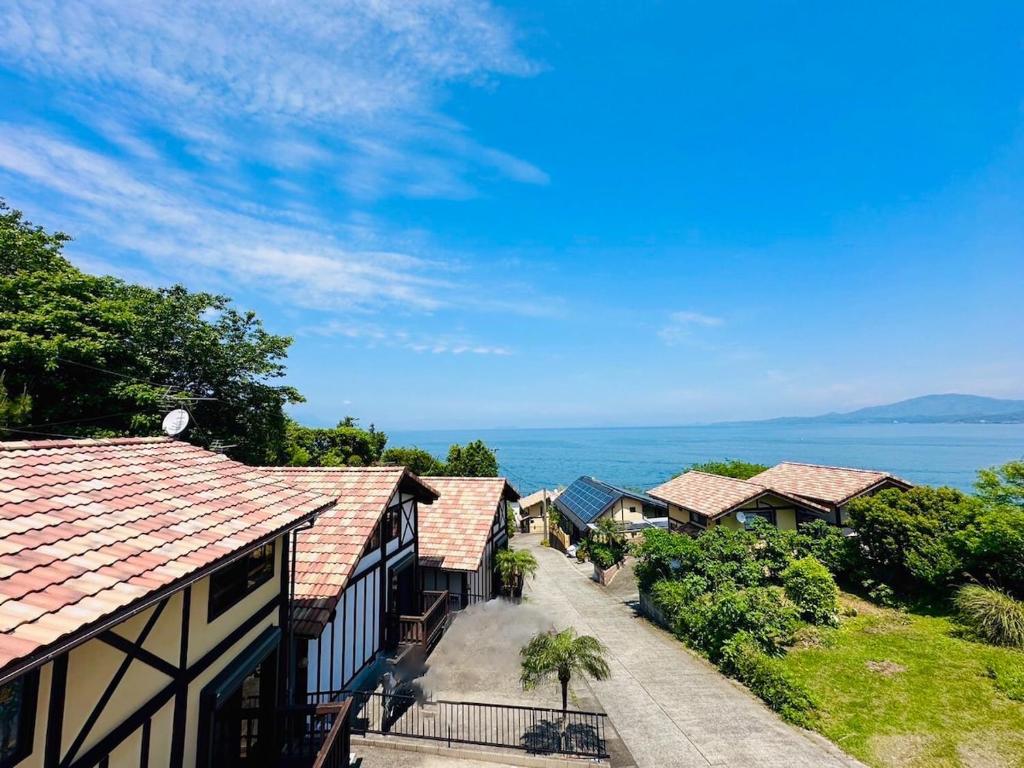 天草市にあるAmakusa Log House with Sea and Sunset Viewの海の見える家並み