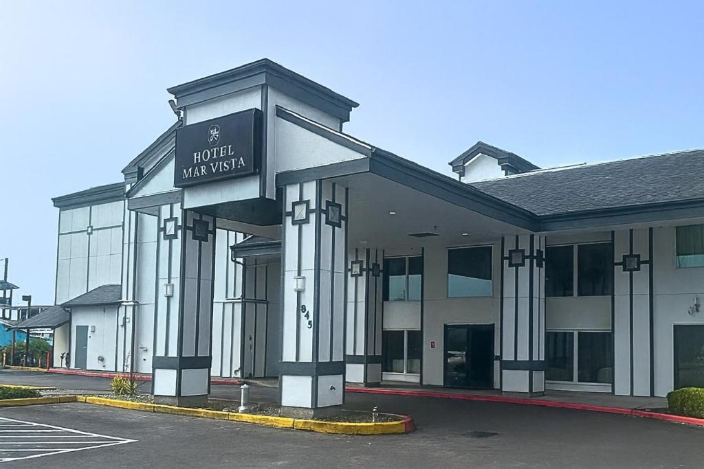 a hotel with a sign on the front of a building at Hotel Mar Vista in Ocean Shores