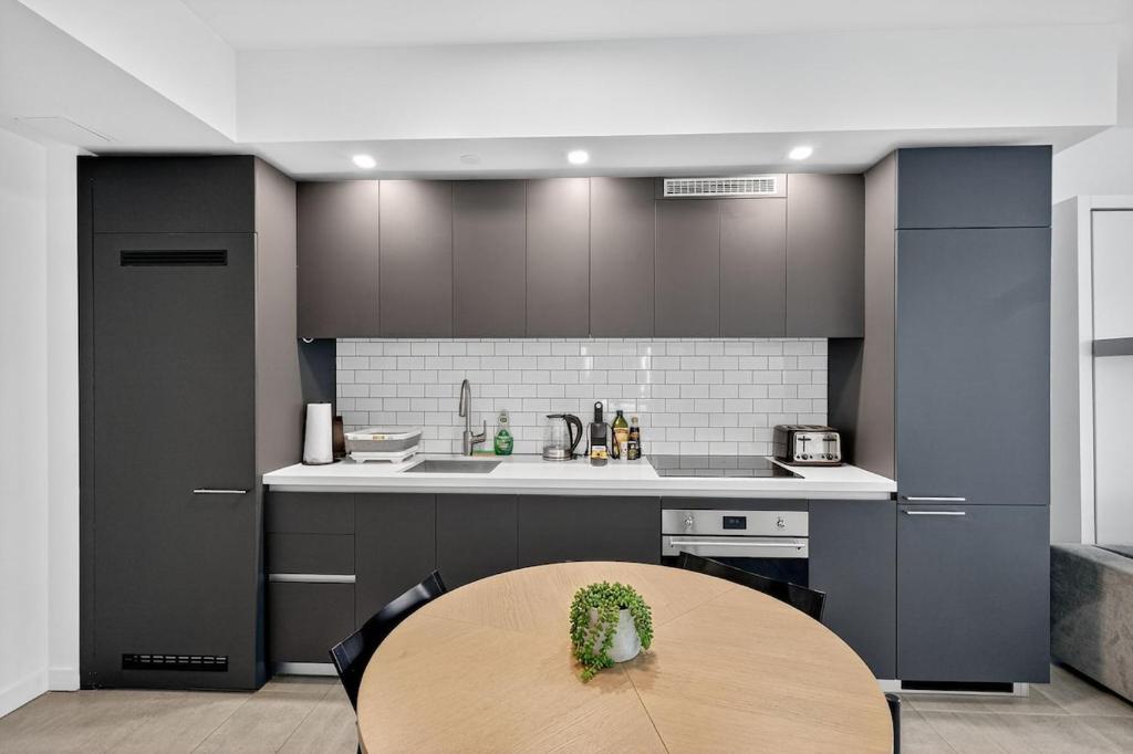 een keuken met een houten tafel en een aanrechtblad bij Modern Studio Downtown Miami in Miami