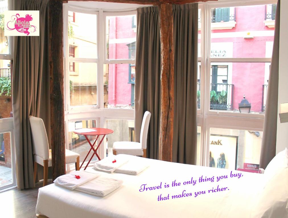 - une chambre avec un lit muni d'un panneau dans l'établissement Pensión AliciaZzz Bed And Breakfast Bilbao, à Bilbao