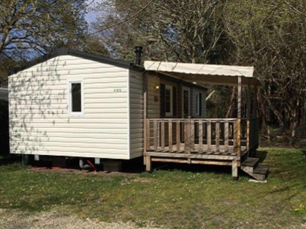 Bygningen som campingpladsen ligger i