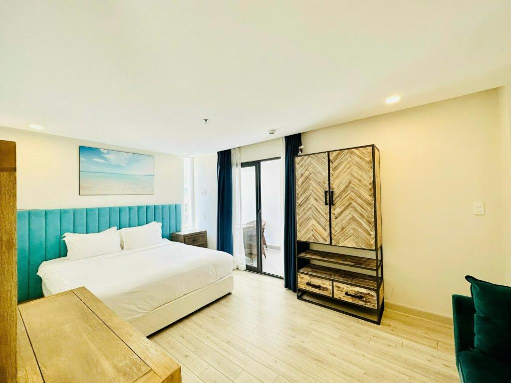 une chambre avec un lit, un canapé et une table dans l'établissement Oceanami Villa Resort Deluxe King - Đầy đủ tiện nghi - Hồ bơi 2000 m2 - Long Hải Beach, à Long Hải