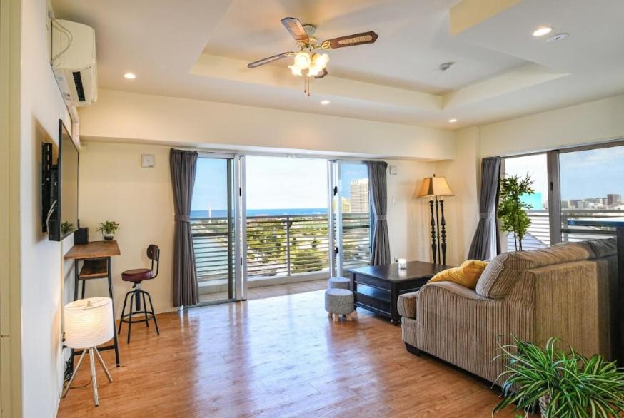 Shidoにあるアラハブルーリゾート901のソファとテーブルのあるリビングルーム