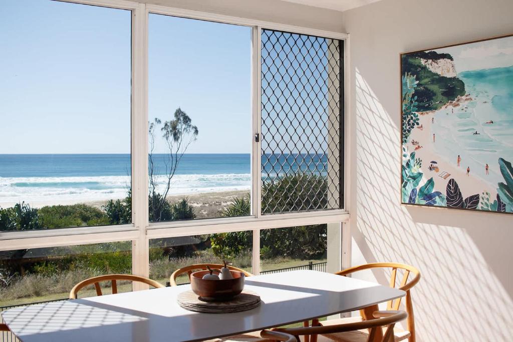 comedor con mesa y vistas a la playa en Banksia by Khove, en Gold Coast