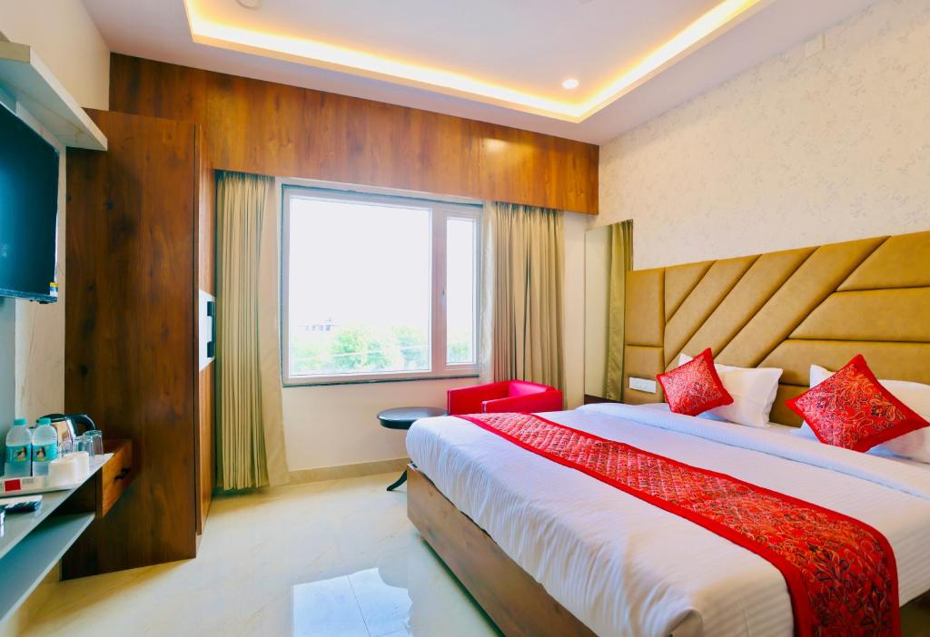 Giường trong phòng chung tại Luxury stay by Pride Dabok - near Udaipur Airport
