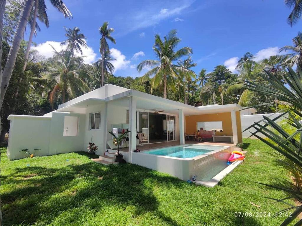 una casa con piscina nel cortile di Oasis Road a Hinkong