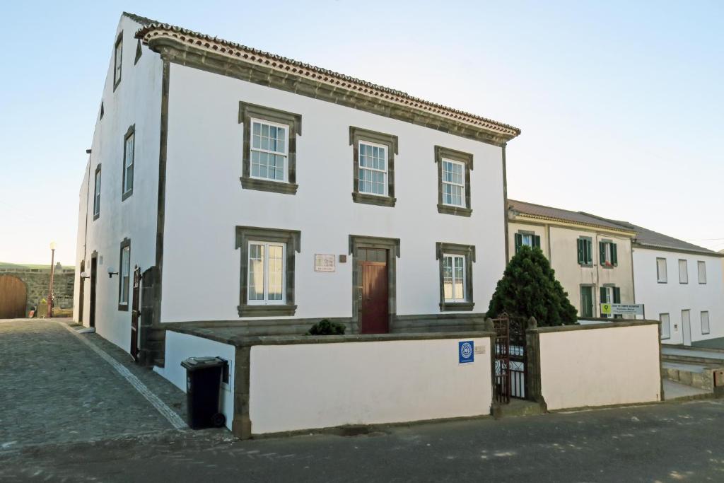 Biały budynek z bramą przed nim w obiekcie Casa de Campo, Algarvia w mieście Algarvia