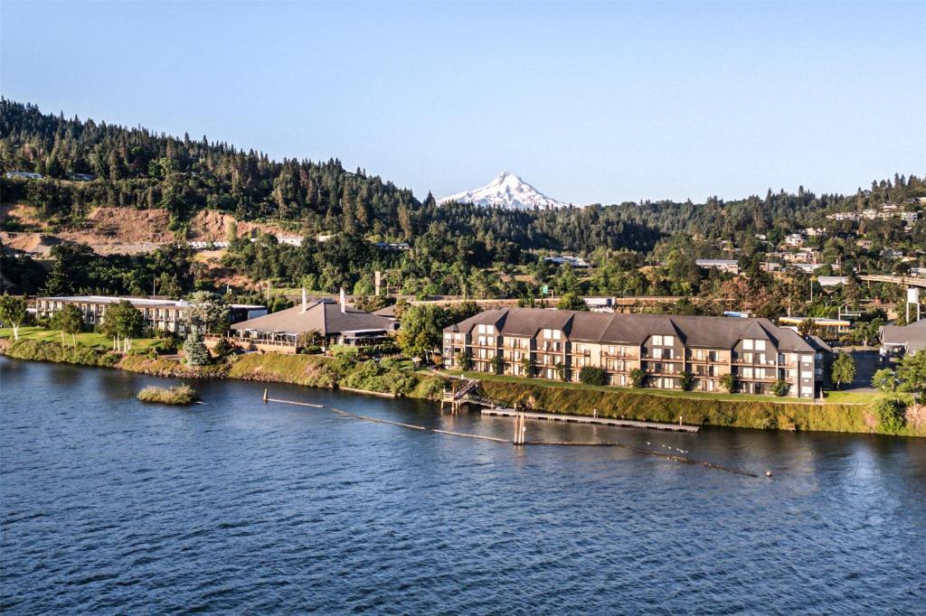 un complejo en un río con una montaña en el fondo en Best Western Plus Hood River Inn, en Hood River