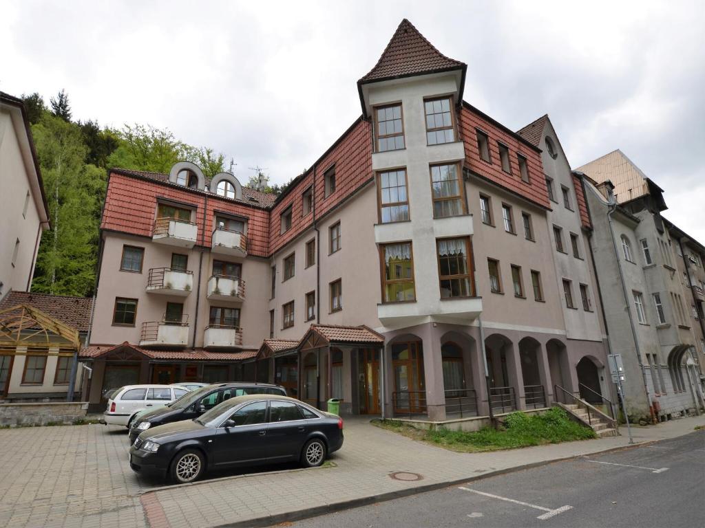 亚希莫夫Apartment in Jachymov near Ski Lift的一辆黑色汽车停在一栋建筑物前