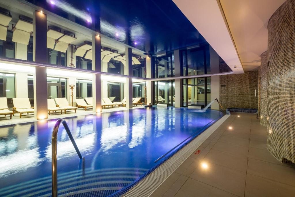 Bassein majutusasutuses Zámek Lužec Spa & Wellness Resort või selle lähedal