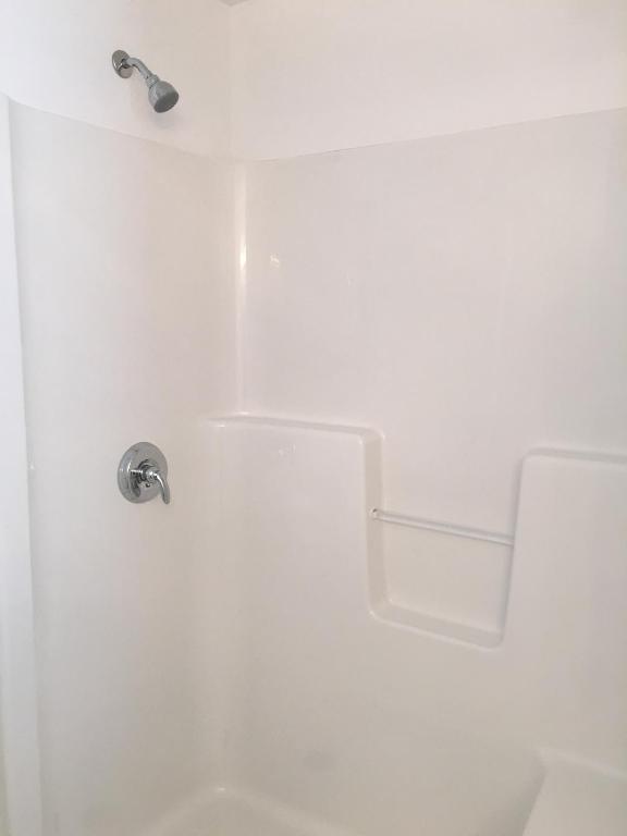 Un baño de The Inn on College