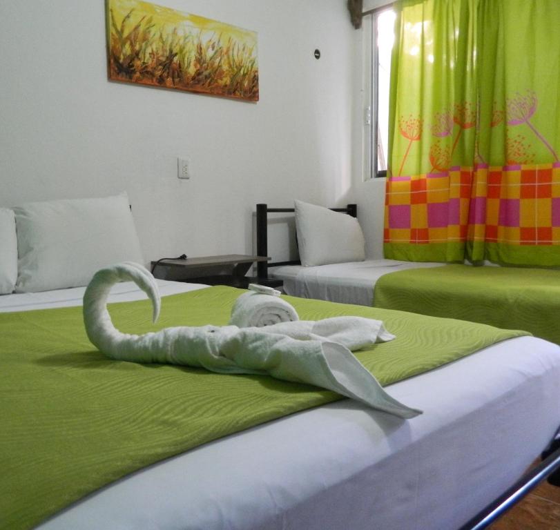 Postel nebo postele na pokoji v ubytování Emotion Avenida Tulum Hotel & Hostal