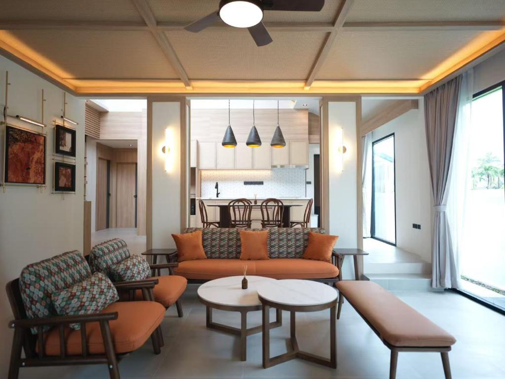 Ruang duduk di Private three-bedroom home