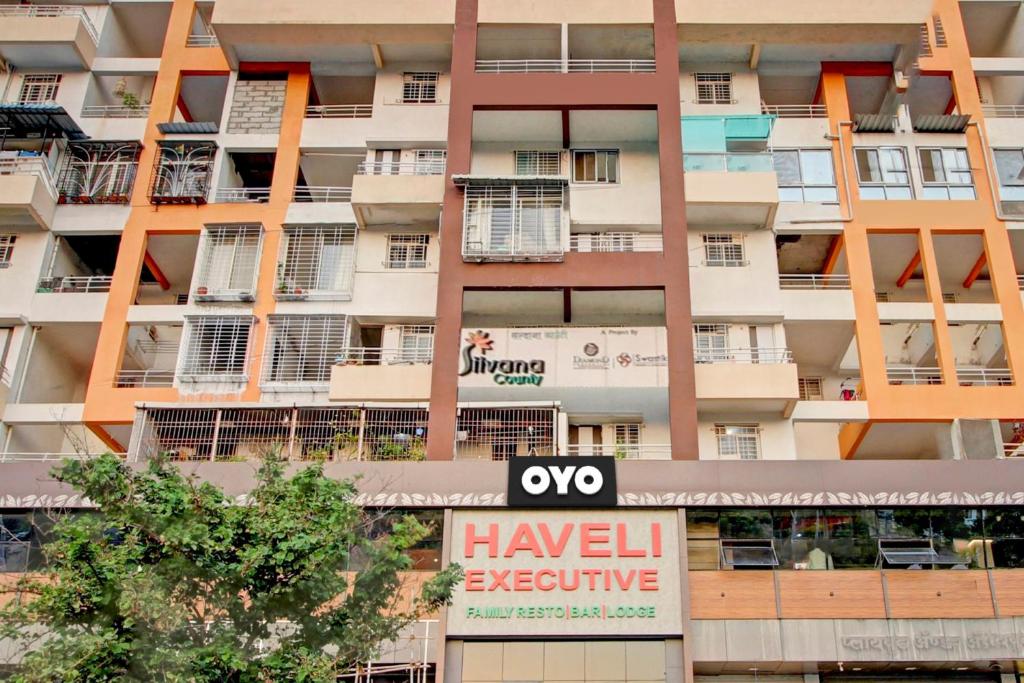 浦那Hotel O Haveli Executive的一栋公寓楼，门前挂着霍威尔疏散标志。